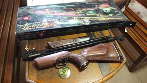 45 khẩu súng hơi hiệu Shap Tiger bị thu giữ để điều tra