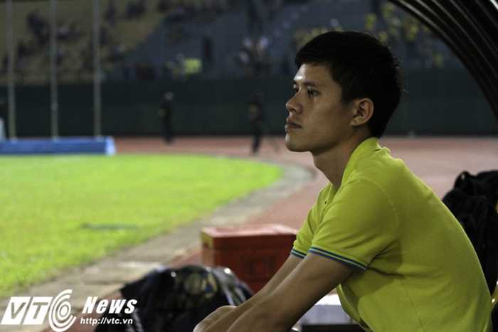 Thanh Hào lặng nhìn các đồng đội Hà Nội T&T nhận huy chương bạc (Ảnh: Hoàng Tùng)