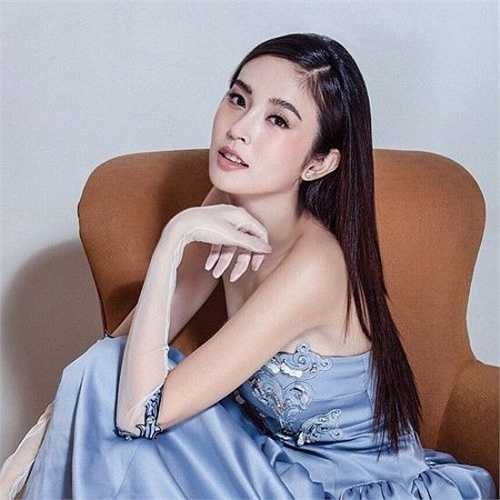 Nhờ nhan sắc kiều diễm, Nong Poy có cơ hội được sánh vai với nhiều nam diễn viên gạo cội như Châu Nhuận Phát trong Đổ thành phong vân 2, hay Trương Gia Huy và Cổ Thiên Lạc trong Tảo độc, hợp tác với Dữ Luật Lai trong Thái luyến.