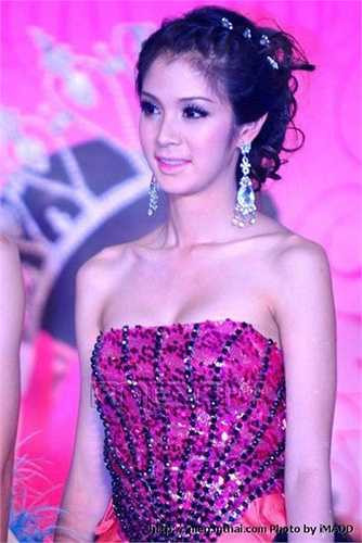 Tanyarat 'Film' Jirapatpakon được biết đến sau khi giành chiến thắng hai cuộc thi lớn là Miss Tiffany Universe 2007 và Miss International Queen 2007-2008. (Nguồn: Dân Việt)
