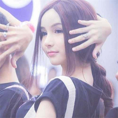 Vẻ đẹp thuần khiết như thiên thần của người đẹp chuyển giới 14 tuổi Yoshi Chayada được dự đoán có thể sẽ soán ngôi đàn chị Nong Poy trong tương lai. Tên tuổi Yoshi nổi tiếng khắp châu Á nhờ một vai diễn nhỏ trong Love Sick.