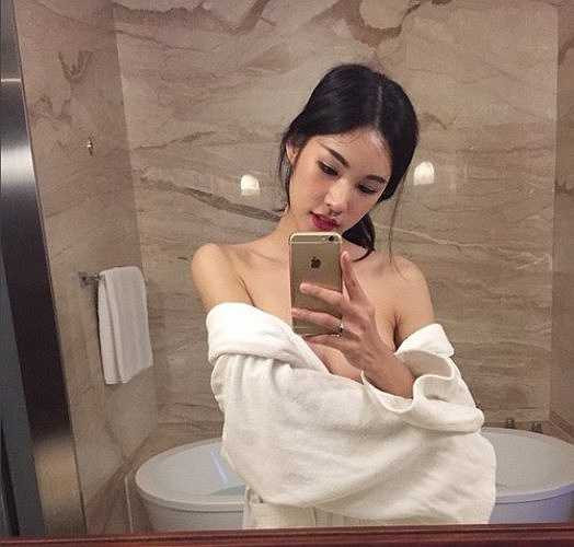 Sammy Sirapatsorn gây ấn tượng với vẻ đẹp nữ tính và gợi cảm không kém 'đệ nhất mỹ nhân chuyển giới' Nong Poy. Làn da trắng cùng gương mặt trái xoan của Sammy giúp cô luôn nổi bật giữa đám đông. Sammy Sirapatsorn giành hai ngôi vị cao nhất tại cuộc thi Hoa hậu Chuyển giới Thái Lan năm 2011 và Hoa hậu Chuyển giới thế giới cùng năm.