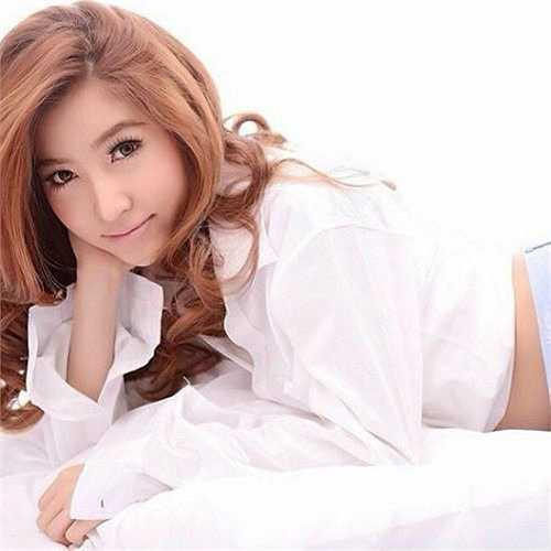 Lookpad Purimprud từng lọt vào vòng bán kết Thailand's Got Talent mùa thứ 2. Đây chính là 'cú hích' giúp tên tuổi người đẹp chuyển giới nổi tiếng nhanh chóng. Nhờ vẻ đẹp quyến rũ, Lookpad đang là ca sĩ kiêm người mẫu chủ chốt của show diễn Alcaza tại Pattaya.