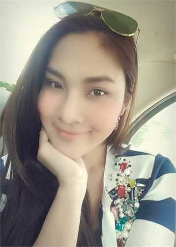 Bell Nuntita là một ca sỹ kiêm diễn viên chuyển giới nổi tiếng. Ở tuổi 31, người đẹp vẫn chứng tỏ được sức quyến rũ của mình. Người đẹp chuyển giới từng được khán giả Việt biết tới qua bộ phim Chuyến bay định mệnh 2012.