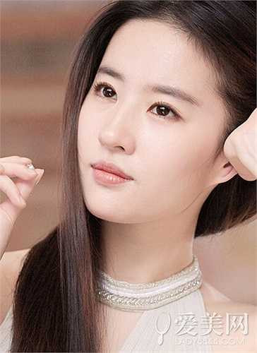 Lưu Diệc Phi: Năm 2002, Lưu Diệc Phi 15 tuổi và cô thi đỗ Học viện Điện ảnh Bắc Kinh. Nữ diễn viên sở hữu cặp mắt biết nói cùng gương mặt trái xoan thánh thiện khiến người đối diện mê mẩn, giúp 'Thần tiên tỷ tỷ' được công nhận là hoa khôi trường điện ảnh lúc bấy giờ. Đây cũng là cơ hội đưa Lưu Diệc Phi đến với điện ảnh qua hai bộ phim Gia tộc Kim Phấn và Thiên long bát bộ.