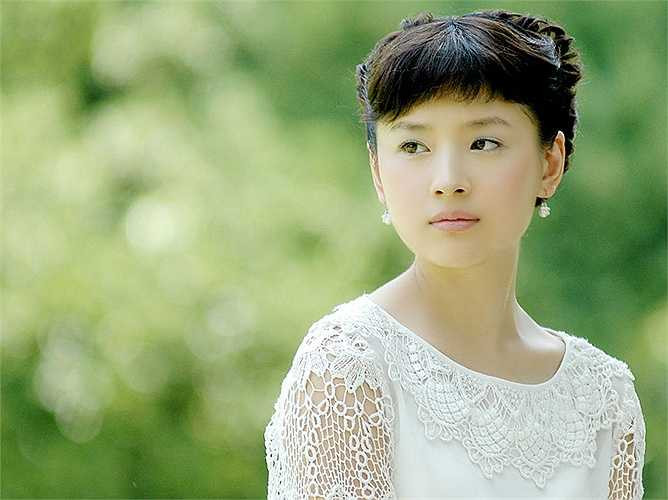 Đổng Khiết: Nữ diễn viên Đổng Khiết tốt nghiệp chuyên ngành Múa thuộc Học viện Nghệ thuật Quân đội Bắc Kinh. Thời gian đó, cô được công nhận là hoa khôi của trường, nữ thần của các nam sinh trường Nghệ thuật Quân đội. Sau khi Đổng Khiết tham gia làng giải trí, vẻ đẹp thuần khiết cùng thần thái kiêu sa giúp cô trở thành sao nữ nổi bật nhất so với nhiều mỹ nhân khác. Sau đó, Đổng Khiết tham gia vào bộ phim Khoảnh khắc hạnh phúc của đạo diễn Trương Nghệ Mưu và Gia tộc Kim Phấn của Lý Đại Vy, từ đó 