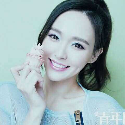 Đường Yên: Ngôi sao Bên nhau trọn đời tốt nghiệp Học viện Sân khấu Trung ương Trung Quốc năm 2002 và từng là hoa khôi của ngôi trường này. Sau khi tốt nghiệp, cô được mời góp mặt trong bộ phim Tiên kiếm kỳ hiệp truyền kỳ 3 và thành danh từ đây. Cô được xếp vào một trong những 'Tân nữ thần phim cổ trang'. 