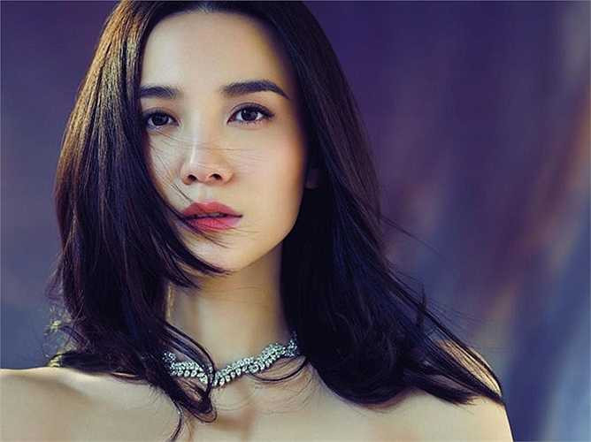 Tống Giai: Sau khi nữ diễn viên thi đậu vào Học viện Sân khấu Thượng Hải, vẻ đẹp kiều diễm và thần thái quyến rũ, hút hồn của cô khiến Tống Giai được mệnh danh là hoa khôi của trường. Sau khi người đẹp tham gia làng giải trí, diễn xuất thuần thục giúp Tống Giai được nhận nhiều vai diễn quan trọng, đoạt nhiều giải thưởng như Giải Kim Kê, Bạch Ngọc Lan...