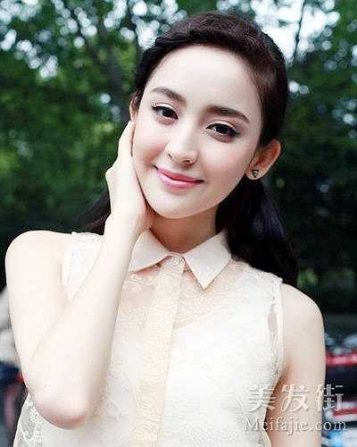 Cổ Lực Na Trát: Người đẹp đến từ khu tự trị Tân Cương sở hữu ngũ quan ấn tượng và vẻ đẹp tươi mới, cô thi đỗ vào Học viện Điện ảnh Bắc Kinh khóa năm 2011 và được cư dân mạng bình chọn là 'Thí sinh xinh đẹp nhất của HVĐA Bắc Kinh' năm đó. Trong thời gian còn là sinh viên, hoa khôi HVĐA Bắc Kinh được mời tham gia bộ phim Hiên viên kiếm và nổi tiếng từ đây.