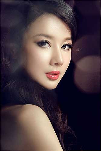 Tôn Phi Phi: Nữ diễn viên Tôn Phi Phi từng được mệnh danh là 'Đệ nhất mỹ nhân phim cổ trang'. Người đẹp tốt nghiệp chuyên ngành Múa cổ điển thuộc Học viện múa Bắc Kinh. Tôn Phi Phi sở hữu vẻ đẹp ngọt ngào vì vậy cô được bình chọn là hoa khôi Học viện múa Bắc Kinh. Vẻ đẹp rạng ngời của Tôn Phi Phi sau đó từng khiến khán giả mê mẩn khi cô tham gia vai diễn Hồng thần trong phim Sở Lưu Hương.