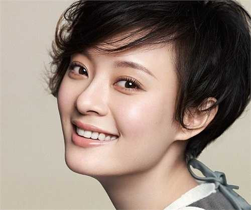 Tôn Lệ: Ngay từ năm 15 tuổi, Tôn Lệ thi đậu vào Đoàn văn công khu cảnh bị Thượng Hải. Sau 3 năm 'ăn cơm nhà lính', Tôn Lệ thi đỗ vào Học viện Văn hóa phương Đông Thượng Hải. Người đẹp vừa có khả năng ca hát lẫn múa cùng vẻ đẹp nổi bật giúp cô trở thành hoa khôi của trường. Sau khi gia nhập làng giải trí, Tôn Lệ được mời đóng vai An Tâm trong bộ phim Ngọc Quan Âm và nổi tiếng từ đây.