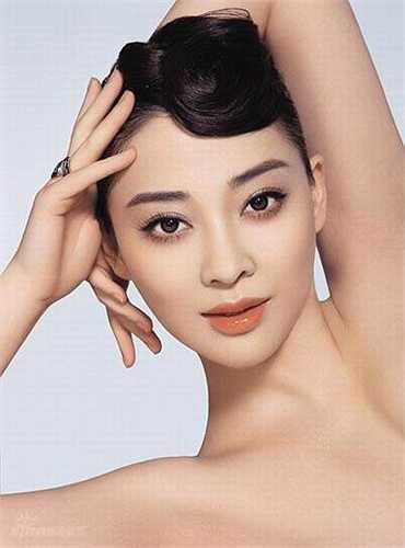 Mai Đình: Nữ diễn viên nổi tiếng Mai Đình từng là hoa khôi khóa 96 của Học viện Sân khấu Trung ương Trung Quốc. Cô còn là bạn học cùng lớp của 7 sao nữ nổi tiếng sau này như Chương Tử Di, Viên Tuyền, Hồ Tịnh, Tần Hải Lộ... với biệt danh 'Thất đóa kim hoa', trong đó, Mai Đình nổi bật nhất. Được biết, trước khi vào trường, Mai Đình đã kịp góp mặt trong nhiều bộ phim. Một năm sau khi vào trường, cô góp mặt trong bộ phim Người tình màu đỏ, hợp tác cùng Trương Quốc Vinh giúp tên tuổi cô nổi như cồn.