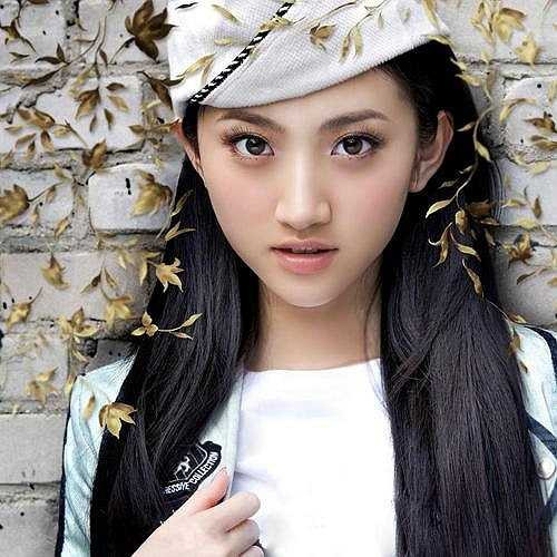 Cảnh Điềm: Cảnh Điểm là sinh viên chuyên ngành Diễn xuất khóa 2007 Học viện Điện ảnh Bắc Kinh. Nữ diễn viên nhờ vẻ đẹp ngọt ngào và trẻ trung đã trở thành hoa khôi của trường. Cô còn được mệnh danh là 'Hoa khôi đệ nhất Trung Quốc'. Sau khi tốt nghiệp, Cảnh Điểm được nhiều nhà làm phim ưu ái, mời góp mặt trong nhiều bộ phim lớn và tên tuổi cô phất như diều gặp gió. (Ảnh: Dân Việt)