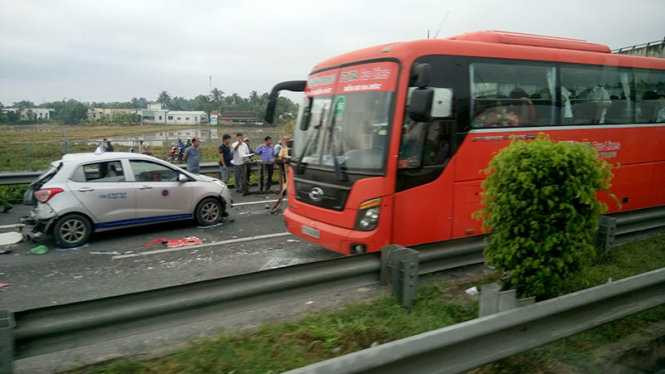 Đến khoảng 6g30 sáng 28-9, hiện trường vụ tai nạn vẫn chưa được giải tỏa - Ảnh: Đ. Tuyên