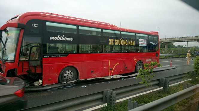 Xe khách 52 chỗ bị lệch qua phía con lươn đường, phụ xe chết tại chỗ - Ảnh: Đức Tuyên