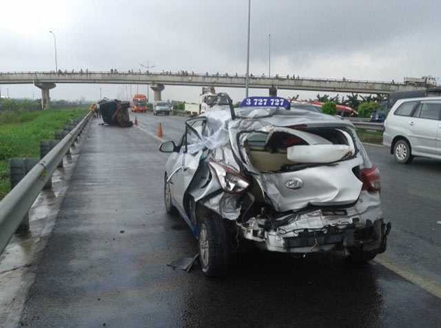 5 ô tô tông liên hoàn trên cao tốc, nhiều người thương vong