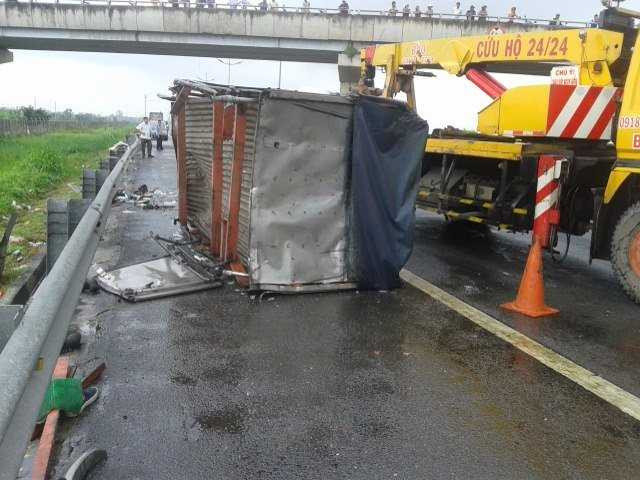 4 chiếc <a href='https://vtcnews.vn/oto-xe-may.31.0.html' >ô tô</a> còn lại trong vụ tai nạn đều hư hỏng nặng. (Ảnh: Dân Việt)