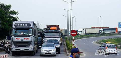 Sáng ngày 28/9, trên đoạn đường từ cầu Phù Đổng (Gia Lâm, Hà Nội) tới Cầu vượt Quốc lộ 5 đoạn giao với đường Nguyễn Văn Linh theo hướng về phía Trung tâm Tp Hà Nội đã xảy ra tình trạng ùn tắc giao thông kéo dài. Sáng ngày 28/9, trên đoạn đường từ cầu Phù Đổng (Gia Lâm, Hà Nội) tới Cầu vượt Quốc lộ 5 đoạn giao với đường Nguyễn Văn Linh theo hướng về phía Trung tâm Tp Hà Nội đã xảy ra tình trạng ùn tắc giao thông kéo dài.