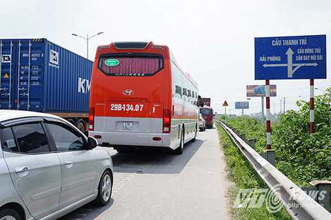 Theo quan sát của PV báo điện tử VTC News, hàng nghìn phương tiện lưu thông theo hướng từ Cầu Phù Đổng hướng về đường Nguyễn Văn Linh lưu thông qua đây di chuyển hết sức chậm chạp, các phương tiện chen nhau nhích từng chút một. Theo quan sát của PV báo điện tử VTC News, hàng nghìn phương tiện lưu thông theo hướng từ Cầu Phù Đổng hướng về đường Nguyễn Văn Linh lưu thông qua đây di chuyển hết sức chậm chạp, các phương tiện chen nhau nhích từng chút một.