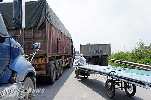 Một xe máy chở hàng cồng kềnh không thể len lỏi giữa làn <a href='https://vtcnews.vn/oto-xe-may.31.0.html' >xe ôtô</a> đang kẹt cứng trên cầu vượt Quốc lộ 5 khiến tình trạng ùn ứ càng trở nên nghiêm trọng hơn. Một xe máy chở hàng cồng kềnh không thể len lỏi giữa làn <a href='https://vtcnews.vn/oto-xe-may.31.0.html' >xe ôt</a>ô đang kẹt cứng trên cầu vượt Quốc lộ 5 khiến tình trạng ùn ứ càng trở nên nghiêm trọng hơn.