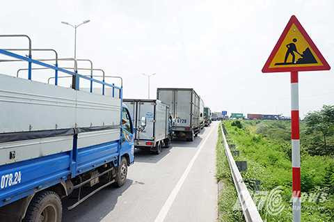 Thời điểm 12 giờ trưa cùng ngày, hàng đoàn xe vẫn nối đuôi nhau di chuyển chậm chạp, tình trạng ùn tắc giao thông vẫn chưa có dấu hiệu được giải quyết. Thời điểm 12 giờ trưa cùng ngày, hàng đoàn xe vẫn nối đuôi nhau di chuyển chậm chạp, tình trạng ùn tắc giao thông vẫn chưa có dấu hiệu được giải quyết.