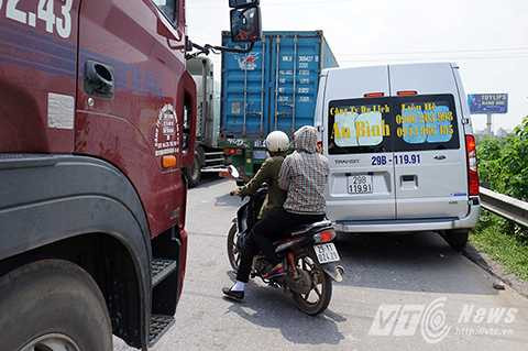 Tình trạng ùn tắc kéo dài khiến nhiều lái xe ô tô sốt ruột đã cho xe chạy cả vào phần đường dành cho xe máy, sát taluy bên phải thậm chí leo lên cả vệ cỏ ven đường. Tình trạng ùn tắc kéo dài khiến nhiều lái <a href='https://vtcnews.vn/oto-xe-may.31.0.html' >xe ô tô</a> sốt ruột đã cho xe chạy cả vào phần đường dành cho xe máy, sát taluy bên phải thậm chí leo lên cả vệ cỏ ven đường.