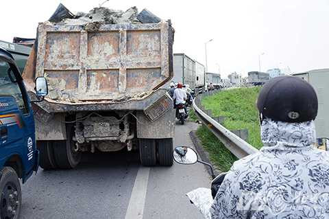 Nhiều ô tô lấn làn, đè vạch chèn ép hàng loạt xe máy phải chạy sát taluy bên phải. Nhiều ô tô lấn làn, đè vạch chèn ép hàng loạt xe máy phải chạy sát taluy bên phải.