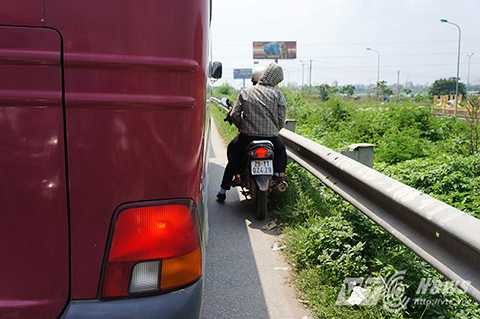 Thậm chí nhiều xe máy xin vượt nhưng vẫn bị các tài xế xe ô tô chèn ép tạt đầu, giành từng cm đường không cho vượt lên. Thậm chí nhiều xe máy xin vượt nhưng vẫn bị các tài xế xe ô tô chèn ép tạt đầu, giành từng cm đường không cho vượt lên.