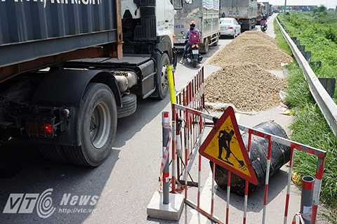 Một công trường thi công trên cầu vượt Quốc lộ 5 thời điểm 11 giờ trưa hoàn toàn không có bóng công nhân thi công. Tuy nhiên barie của công trường cùng nhiều vật liệu xây dựng lại được đổ ngổn ngang, chắn hết 1/3 mặt đường. Một công trường thi công trên cầu vượt Quốc lộ 5 thời điểm 11 giờ trưa hoàn toàn không có bóng công nhân thi công. Tuy nhiên barie của công trường cùng nhiều vật liệu xây dựng lại được đổ ngổn ngang, chắn hết 1/3 mặt đường.