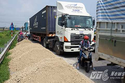 Điều này càng làm cho tình trạng ùn ứ giao thông trở nên nghiêm trọng hơn. Điều này càng làm cho tình trạng ùn ứ giao thông trở nên nghiêm trọng hơn.