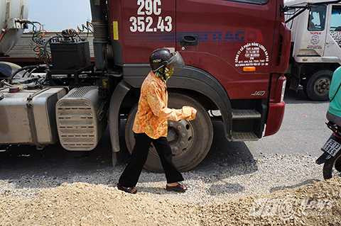 Bác Hòa (51 tuổi, Bắc Giang) đi xe máy cùng chồng sang Hà Nội có việc, khi đi qua đoạn công trường này do đường hẹp, lo sợ bị ngã vào gầm xe tải nên quyết định xuống xe đi bộ. Bác Hòa (51 tuổi, Bắc Giang) đi xe máy cùng chồng sang Hà Nội có việc, khi đi qua đoạn công trường này do đường hẹp, lo sợ bị ngã vào gầm xe tải nên quyết định xuống xe đi bộ.