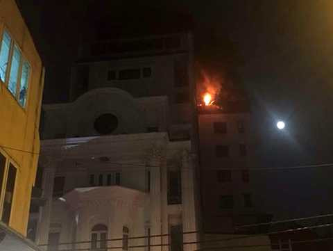 Ngọn lửa bốc lên tại tầng 9 của khách sạn