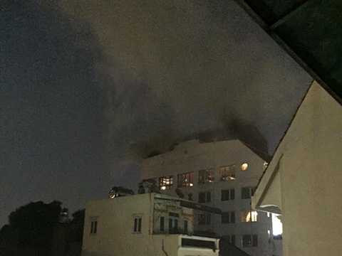 Lửa bốc dữ dội kèm khói lớn khiến nhiều người hoảng loạn