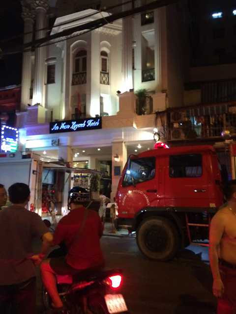 Lực lượng CS PCCC nhanh chóng có mặt tại hiện trường, triển khai công tác dập lửa