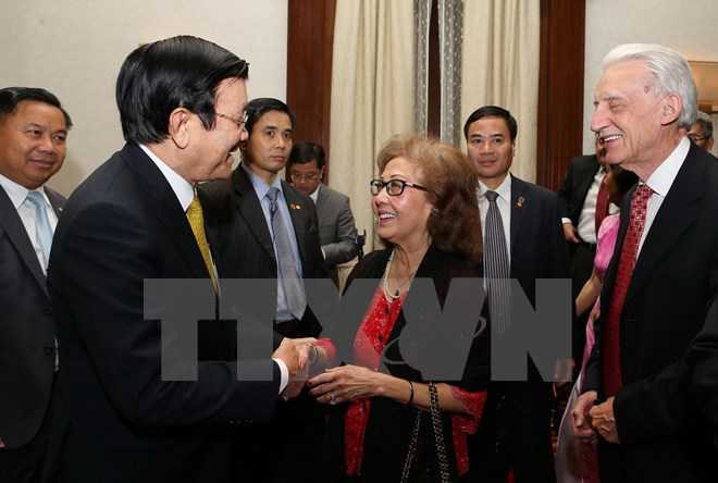 Chủ tịch nước Trương Tấn Sang gặp gỡ bà con Việt kiều - Ảnh: TTXVN