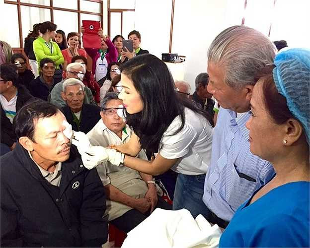 Làm từ thiện là một trong những niềm vui lớn nhất trong cuộc sống của Việt Trinh hiện nay. Bạn bè, đồng nghiệp cho biết, chị làm từ thiện rất nhiều nhưng trong âm thầm nên ít người biết đến. Nhân dịp sinh nhật năm ngoái, thay vì tổ chức tiệc chiêu đãi bạn bè, Việt Trinh đã tham gia chuyến từ thiện mổ đục tinh thể cho 400 bệnh nhân nghèo tại Đà Lạt (Lâm Đồng). 