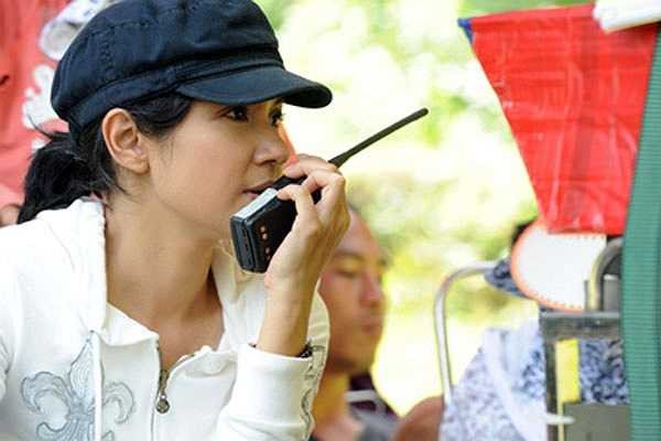 Trở lại với điện ảnh sau thời gian dài vắng bóng, Việt Trinh đã quyết định thử sức mình trong vai trò đạo diễn. Rũ bỏ hình ảnh 'mỹ nhân màn bạc', Việt Trinh xông pha, lăn xả trên phim trường không thua kém bất kỳ đồng nghiệp nam nào. Hình ảnh Việt Trinh trên phim trường, đạo diễn của series phim Trở về.