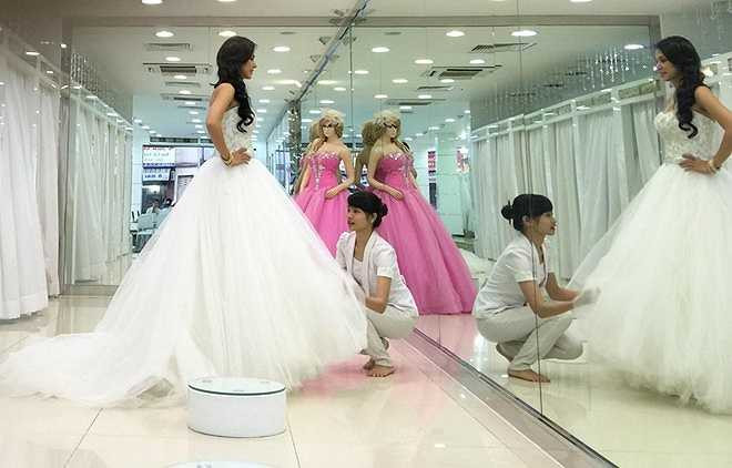 Cách đây không lâu, dư luận đã rất bất ngờ trước thông tin Việt Trinh chuẩn bị lên xe hoa ở tuổi 43. Thông tin này xuất phát từ những bức ảnh ghi lại cảnh chị đang thử váy cưới. Tuy nhiên, nữ diễn viên đã cho biết đây chỉ là ảnh chụp khi chị đang đi tìm phục trang cho bộ phim điện ảnh Trót yêu... do chị đồng đạo diễn cùng Châu Thổ. Bộ phim sẽ ra rạp vào ngày 16.10 sắp tới. (Nguồn: Dân Việt)