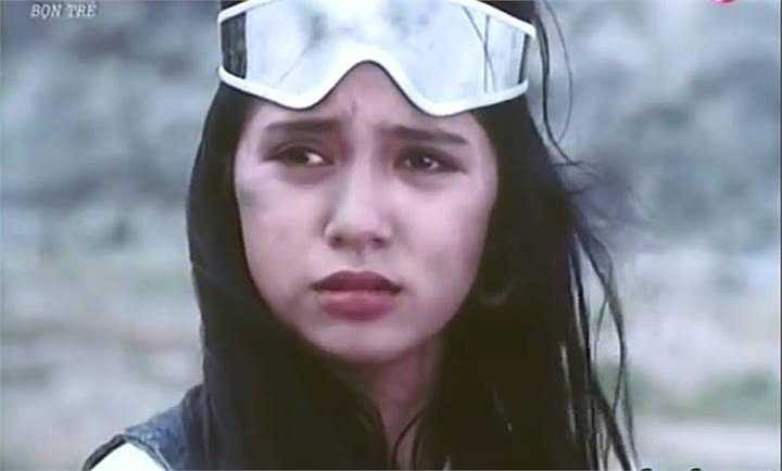 Thời bấy giờ, Việt Trinh được mệnh danh là 'nữ hoàng' của dòng phim 'mì ăn liền' (phim thương mại) với hàng loạt vai diễn đình đám. Hình ảnh Việt Trinh đầy tâm trạng trong phim Bọn trẻ.