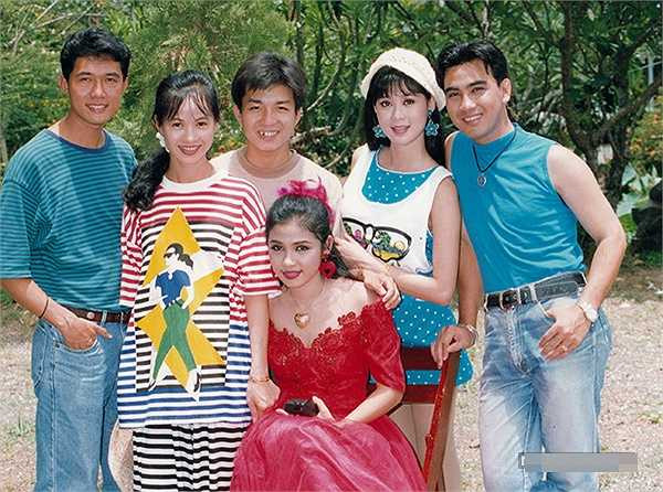 Ở thời kỳ đỉnh cao của sự nghiệp, Việt Trinh thường bị khán giả cho là thích hơn thua với đàn chị Diễm Hương. Thế nhưng, nữ diễn viên phủ nhận điều này và cho biết mình hâm mộ Diễm Hương từ thời đi học và tình cảm giữa hai chị em rất tốt đẹp. Đến tận bây giờ, Việt Trinh vẫn mong có cơ hội được gặp lại Diễm Hương cũng như các bạn diễn cùng thời để cùng nhau ôn lại những kỷ niệm đẹp.