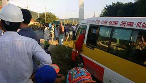 Chiếc xe buýt bị đối tượng tên Giáp cướp vô lăng chạy loạn xạ trên đường. (Ảnh T.D).