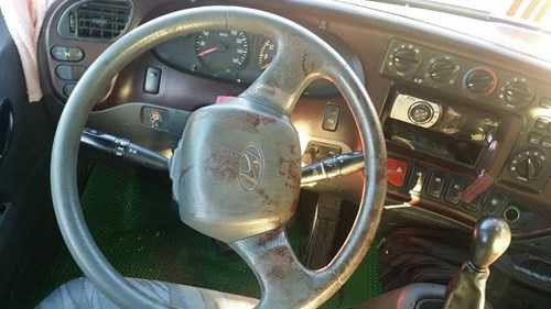 Kính xe vỡ, vô lăng dính đầy máu