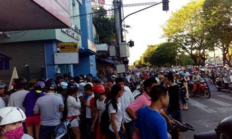 Rất đông người dân đến theo dõi vụ việc. Rất đông người dân đến theo dõi vụ việc.