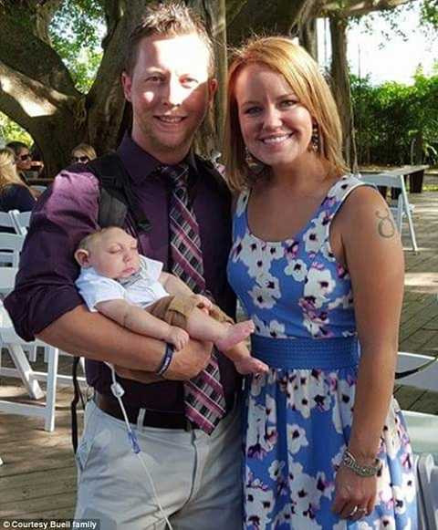 Bé Jaxon được bố mẹ đưa đi dạo