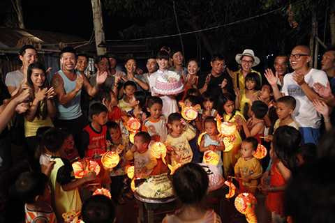 Tin chắc rằng không chỉ với các em thiếu nhi mà chính Ngọc Trinh và đoàn làm phim - những người trưởng thành - đều đã có một Trung Thu ấm áp để ghi khắc trong lòng.