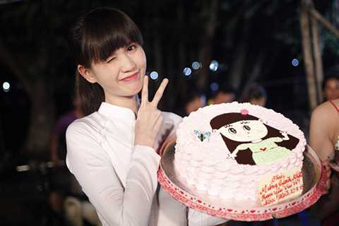 Trong những ngày lưu lại Hồng Ngự (Đồng Tháp) để quay phim, Ngọc Trinh và đoàn phim Vòng eo 56 nhận được rất nhiều tình cảm từ người dân địa phương.