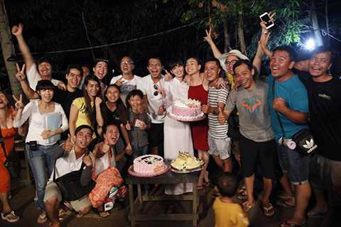 Không chỉ tập trung xem các cảnh quay mà trong giờ nghỉ, người dân cùng đoàn phim còn giao lưu vui vẻ, thân thiện - đặc biệt là các em thiếu niên, thiếu nhi vô cùng yêu quý Ngọc Trinh và đạo diễn Vũ Ngọc Đãng.