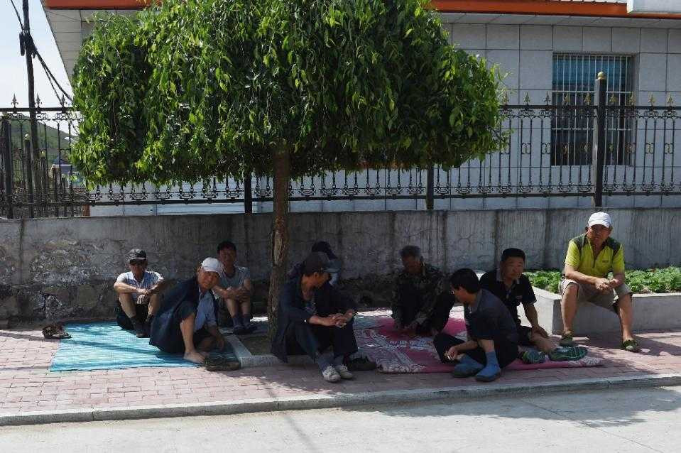 Người dân làng Nam Bình ngồi nghỉ ngơi dưới bóng cây