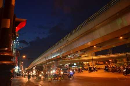 Người đàn ông treo cổ lơ lửng trên cầu vượt