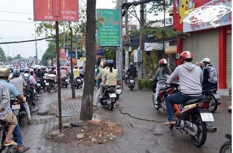 Vỉa hè từ bao giờ đã trở thành lòng đường khi người dân vô tư chạy mỗi khi giao thông bị ùn tắc? (Ảnh minh họa). Vỉa hè từ bao giờ đã trở thành lòng đường khi người dân vô tư chạy mỗi khi giao thông bị ùn tắc? (Ảnh minh họa).